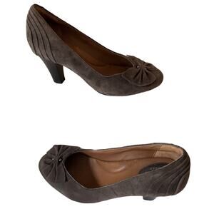 Clarks Artisan Pumps Womens Heels Size 7.5 Brown Suede Bow Cushion 2.5" Heel